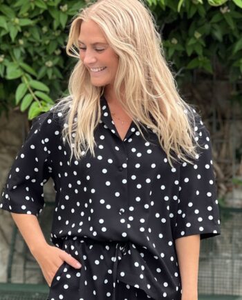 Loved By Lykke   Bluse   Ly Smilla Ss Shirt   Black W white Dots